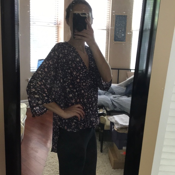 ✨NWT! WAYF Hi-Lo Faux Wrap Semi-Sheer Top - Picture 3 of 6